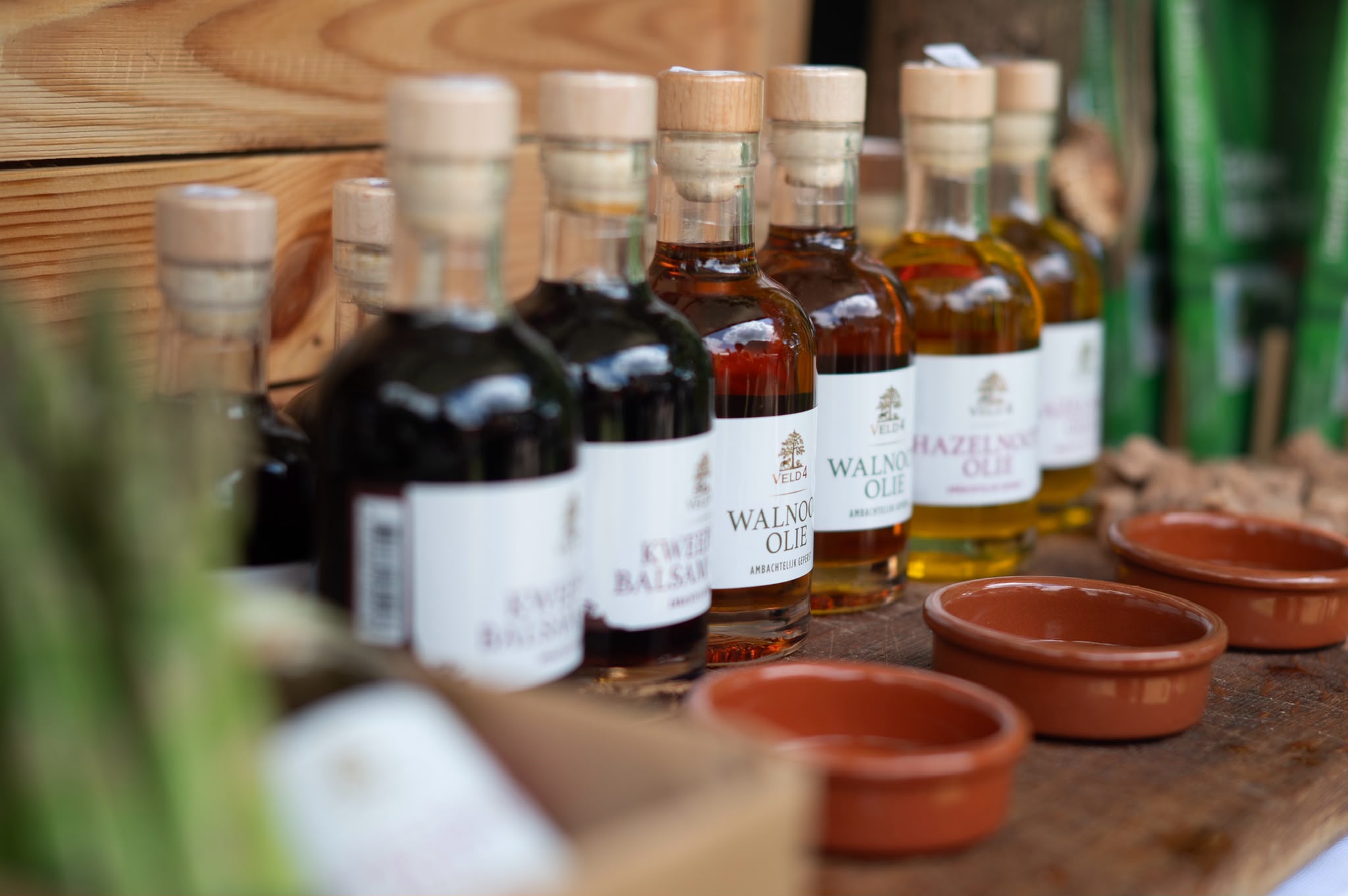 Flessen notenolie en balsamico op tafel