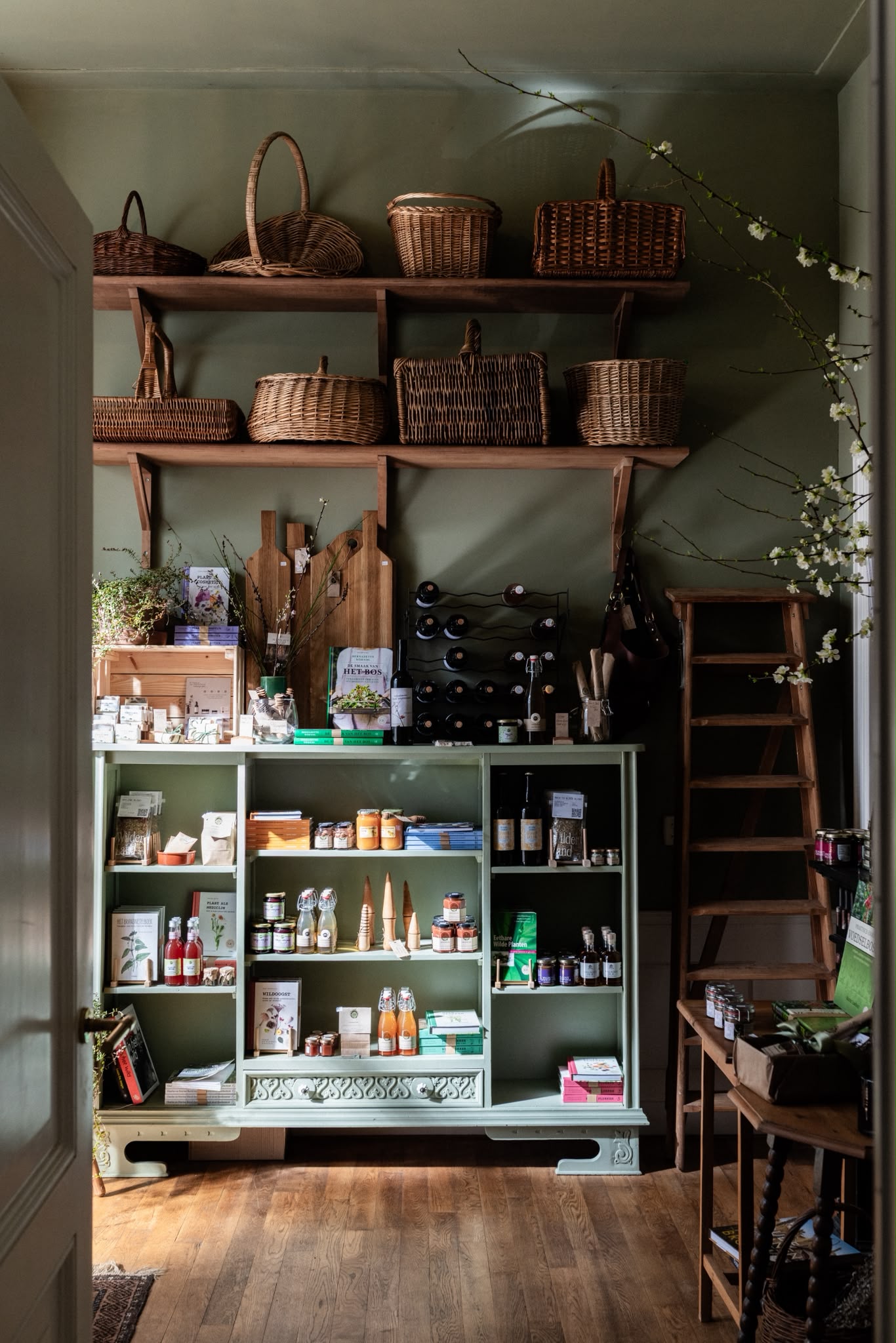 Kast met delicatessen, boeken en manden in de winkel