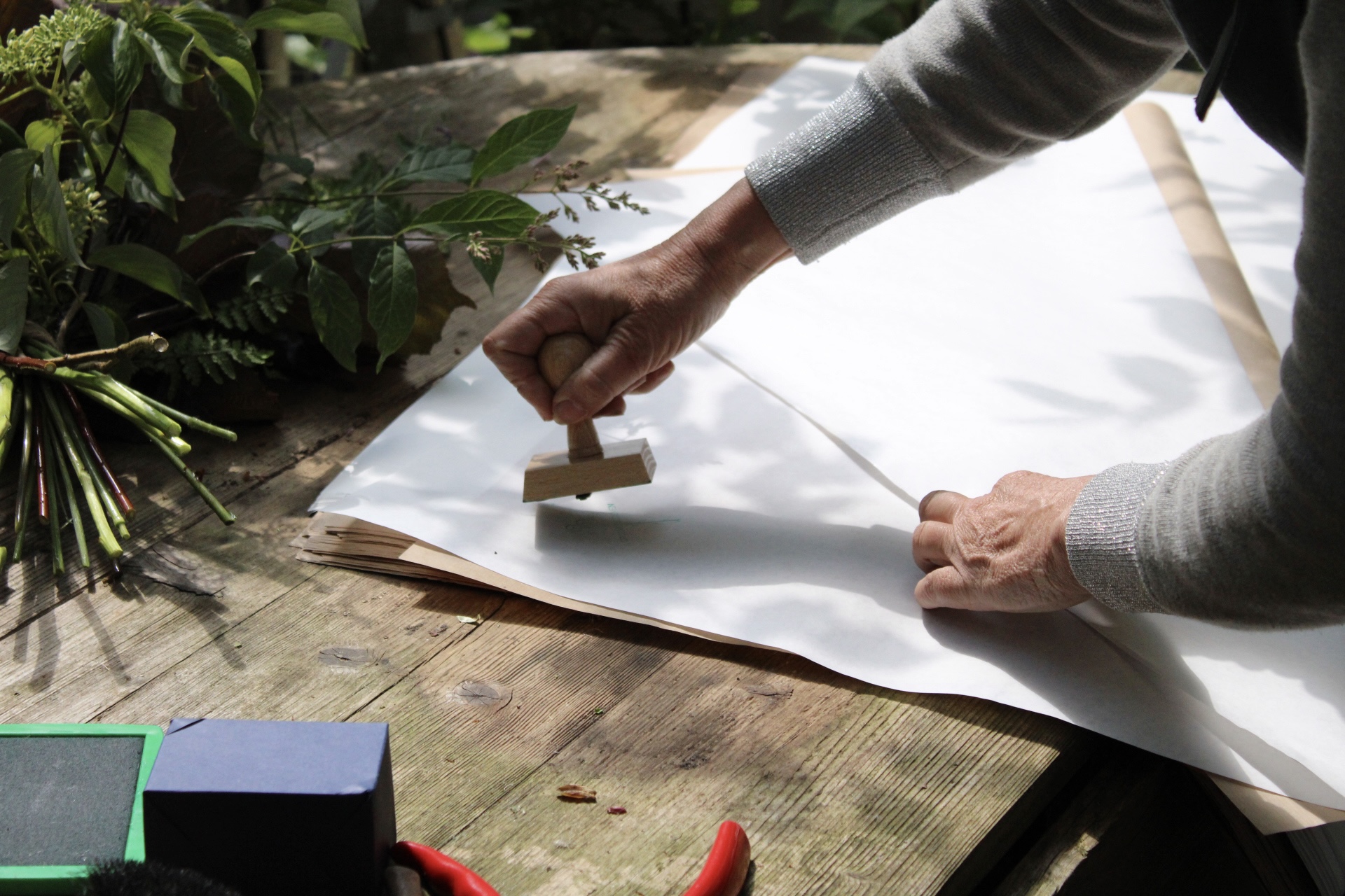 Cadeaupapier stempelen in De Voedselboswinkel